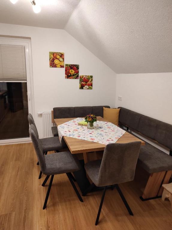 a dining room with a table and a couch at Sonja´s Ferienwohnung in Patergassen