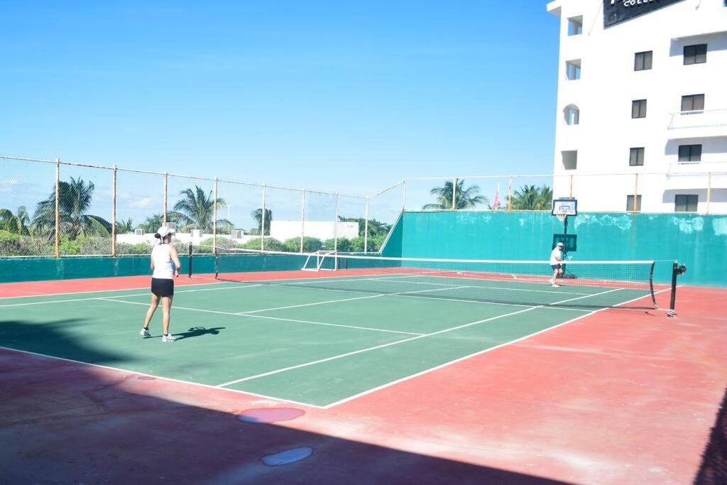 Tenis a/nebo squash v ubytování Estudio 1A sobre hermosa playa, excelente opción nebo okolí