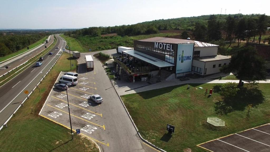 una vista aerea di un hotel vicino a un'autostrada di Motel Krnjevo a Krnjevo