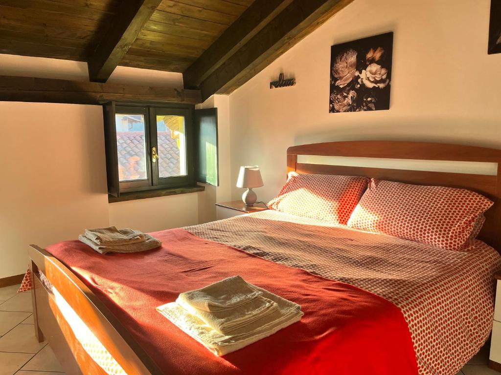 ein Schlafzimmer mit einem Bett mit zwei Handtüchern darauf in der Unterkunft Sotto il tetto in Sagliano Micca