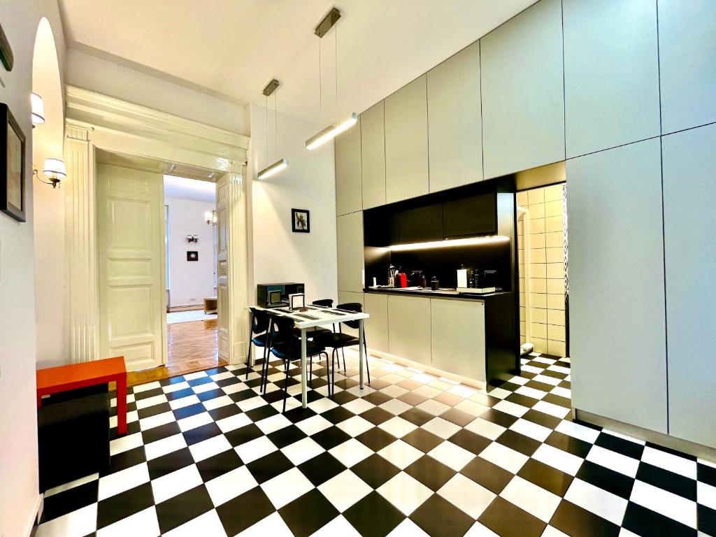 uma cozinha com piso em xadrez preto e branco em Grandeur em Timisoara