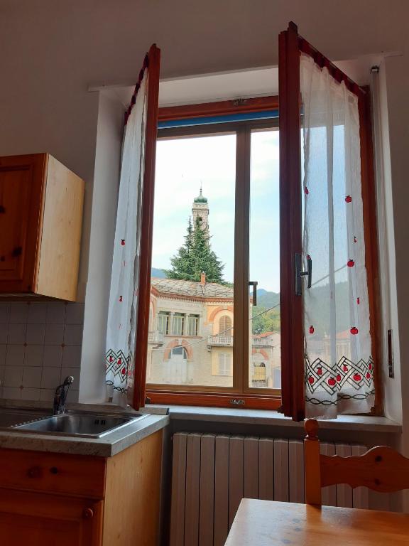 Grazioso bilocale Merlino, luminoso con vista Santuario, wifi - Apartamento De Una Habitación
