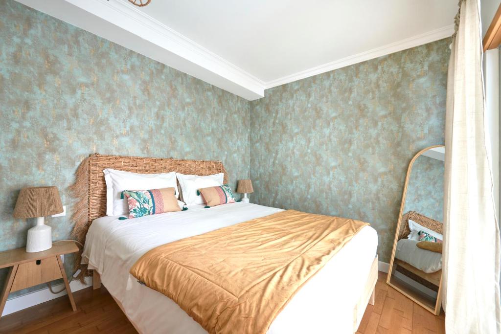 1 dormitorio con 1 cama con papel pintado de color azul en Apartment with Private Terrace & Car Garage en Lisboa