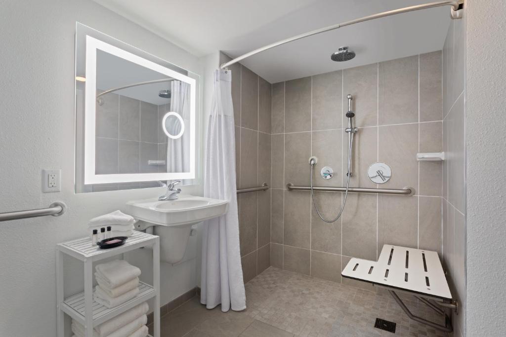 Crowne Plaza Melbourne-Oceanfront, an IHG Hotel - 