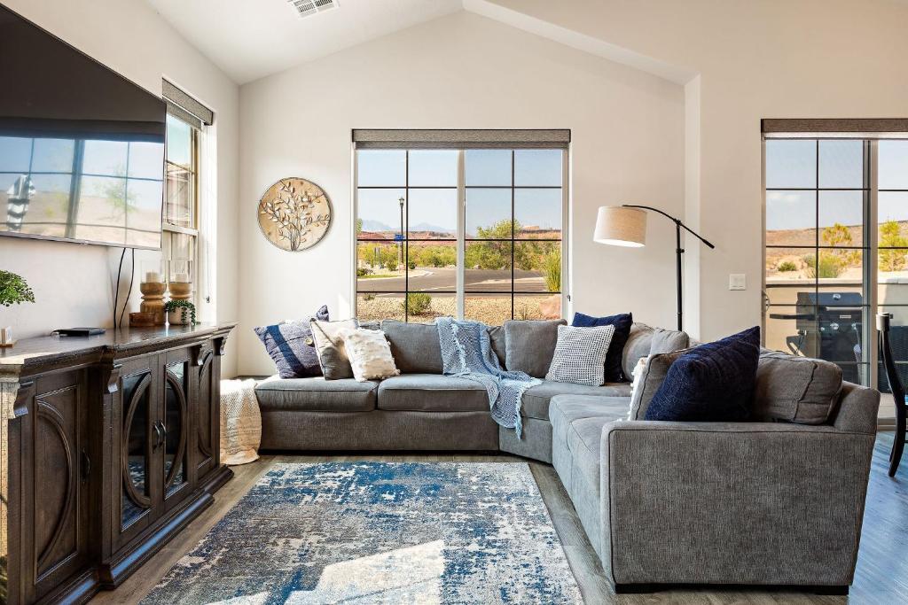 a living room with a couch and two couches at Zion Sunrise townhouse in Washington
