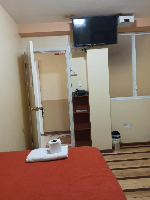 Postel nebo postele na pokoji v ubytování Hostal Puertas Del Sol