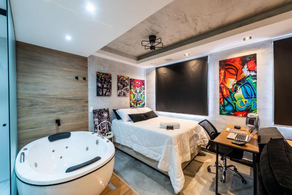 1 dormitorio con cama y bañera en AA212 Studio aconchegante c/ vaga de garagem, en São Paulo