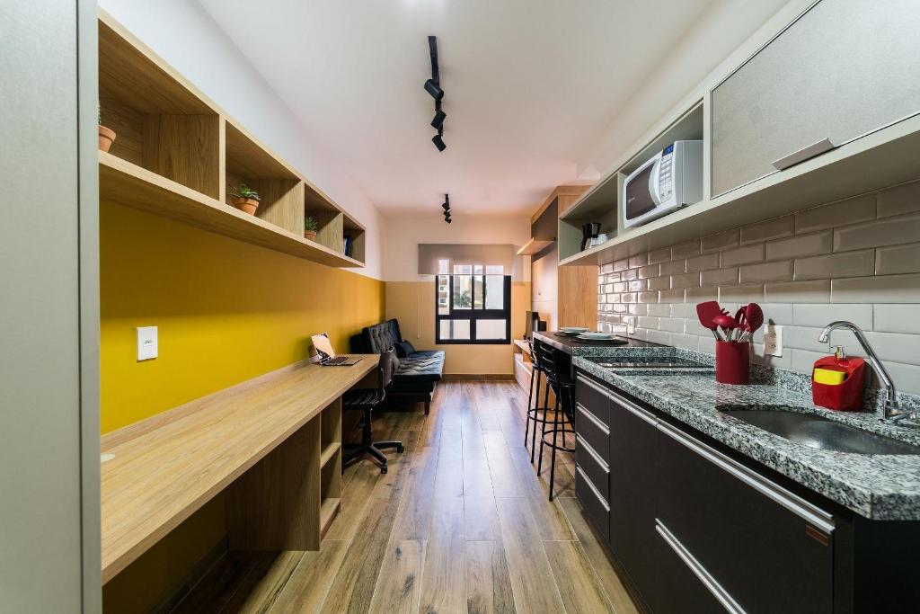 una cocina con encimera larga con fregadero en MI511 - Studio Aconchegante para 4 Pessoas Próximo ao Parque Augusta, en São Paulo