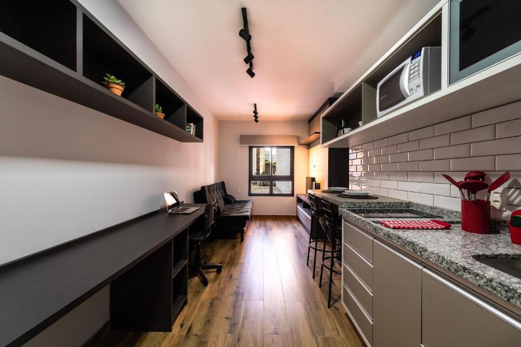 una cocina con encimeras en blanco y negro en MI611 - Studio Aconchegante para 4 Pessoas Próximo ao Parque Augusta, en São Paulo