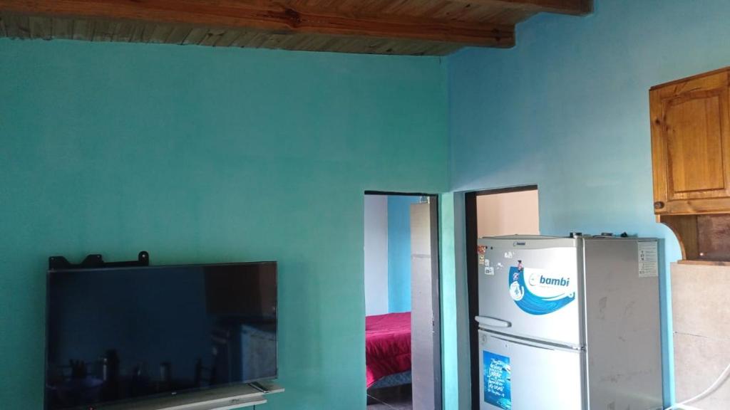 una nevera en una habitación con una pared azul en The One en Tupungato