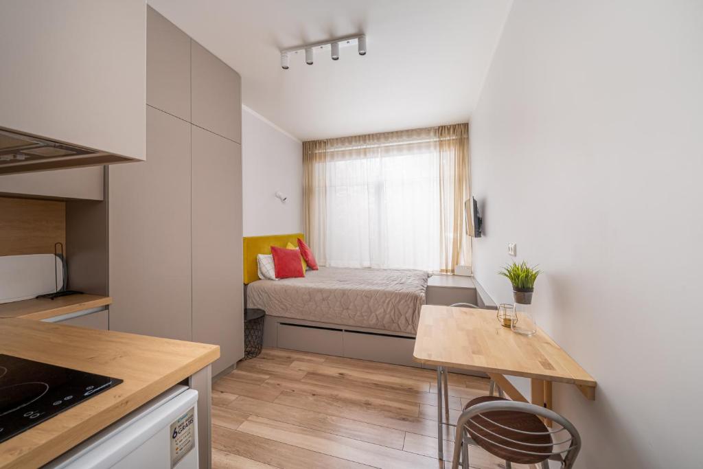 ein kleines Apartment mit einem Bett und einem kleinen Tisch in der Unterkunft Dzintaru studio in Jūrmala
