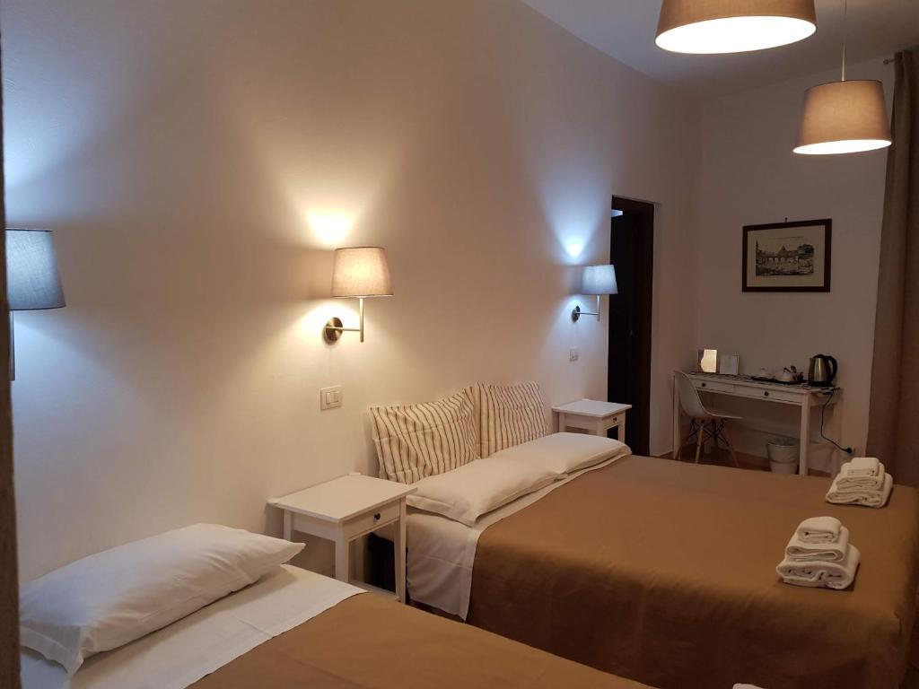 Pokój hotelowy z 2 łóżkami i umywalką w obiekcie Gulliver's Lodge w Rzymie