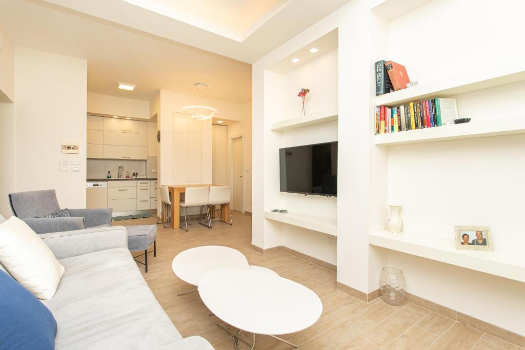 un soggiorno con divano e tavolo di Carmel Boutique Apartments - Urban Forest a Haifa