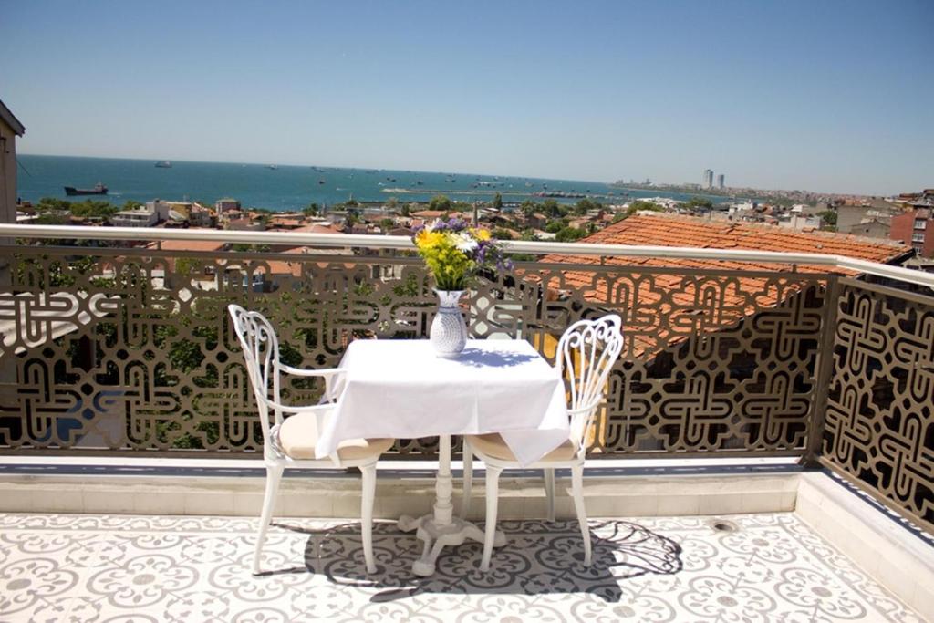 una mesa y sillas en un balcón con vistas en Ersari Hotel, en Estambul