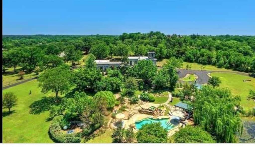 Villa **New On Booking** The Braun Manor A Historical Mansion, Denison, USA