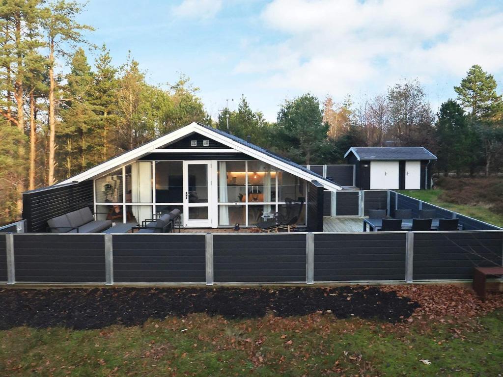 Casa grande con terraza grande en el bosque en Holiday home Ålbæk XXVIII, en Ålbæk