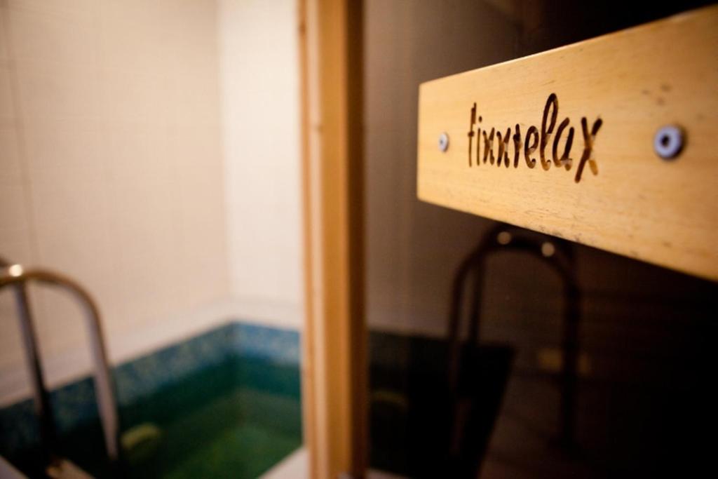 ユマンドゥルードにあるHárs Thermál Hotelの浴室の扉に不運の看板