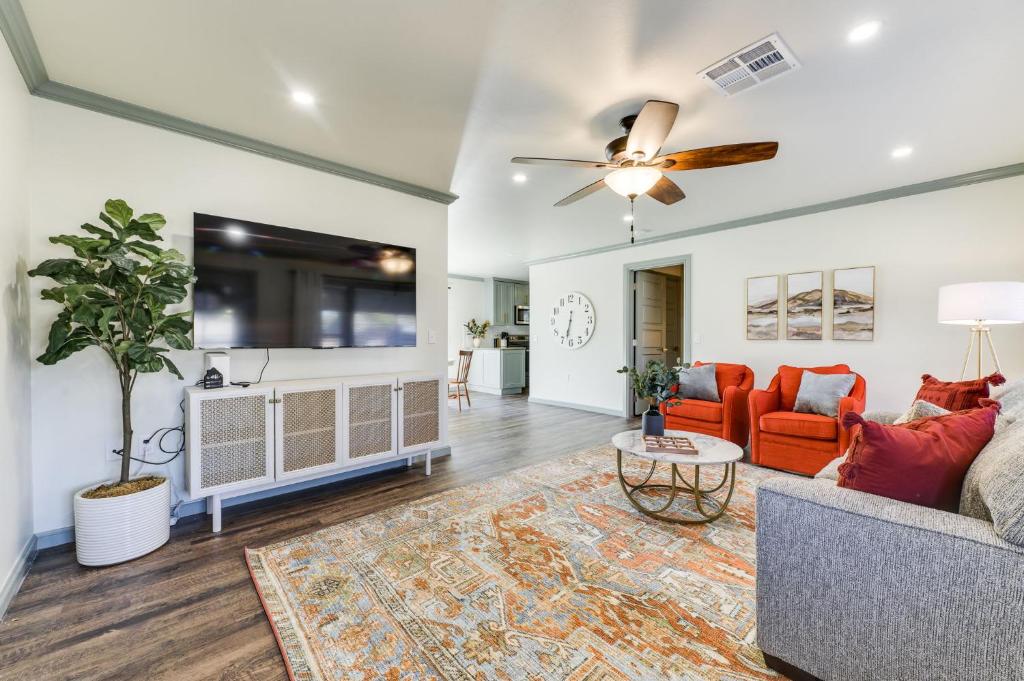 a living room with a couch and a ceiling fan at Cozy 3 bed 2 bath Cottage Near Nichols Hills in Oklahoma City