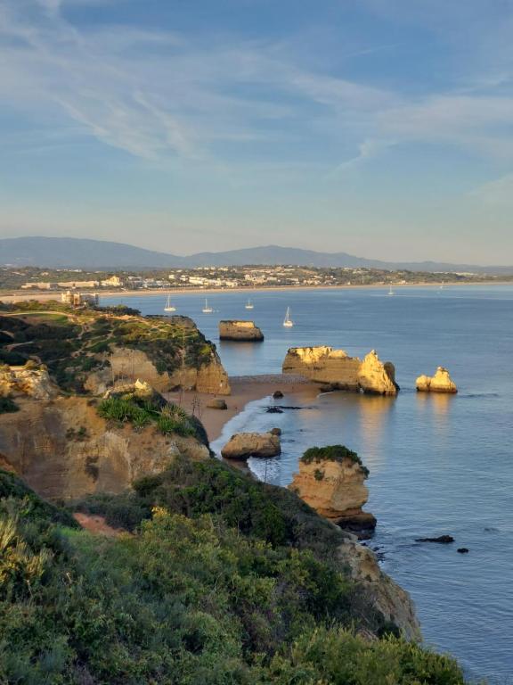 un grande bacino d'acqua con rocce e barche di Vivenda Rosa Lagos a Lagos