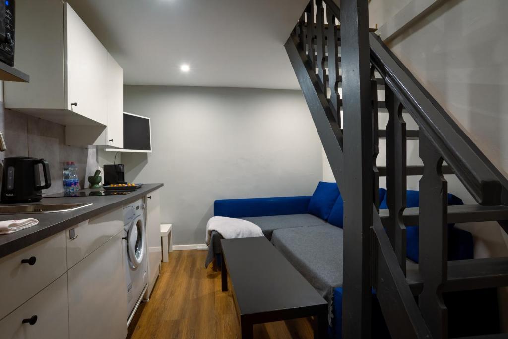 ブダペストにあるCasa Wesselenyi - Cosy Apartments in the city centerの小さなキッチン(青いソファ、階段付)