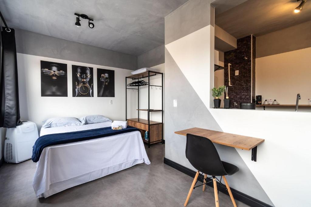 1 dormitorio con 1 cama y escritorio en una habitación en AA - Studio Encantador na Bela Vista, Próximo à Avenida Paulista, en São Paulo