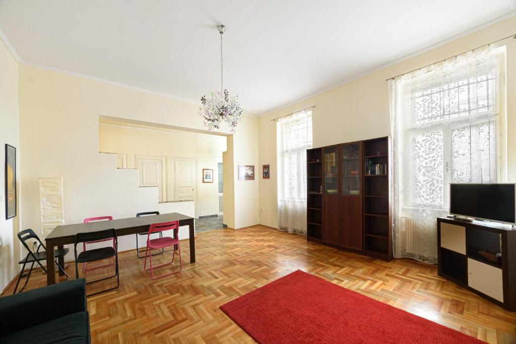 ブダペストにあるAlessia Apartment City Centerのリビングルーム(テーブル、赤い敷物付)