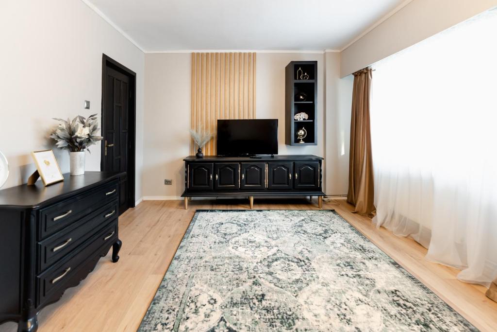 sala de estar con tocador negro y TV en Beautiful and cozy 2 bedroom apartment with living room loft en Cluj-Napoca