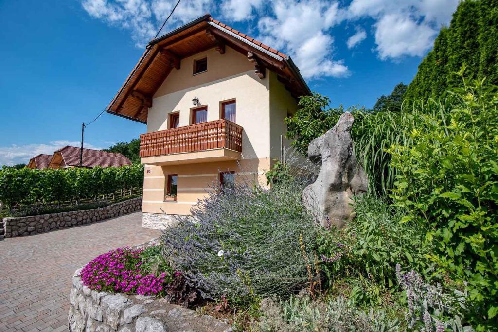 uma casa com uma varanda ao lado em Holiday home in Dobrnic - Dolenjska & Bela krajina Unter- & Weißkrain 26093 em Dobrnič