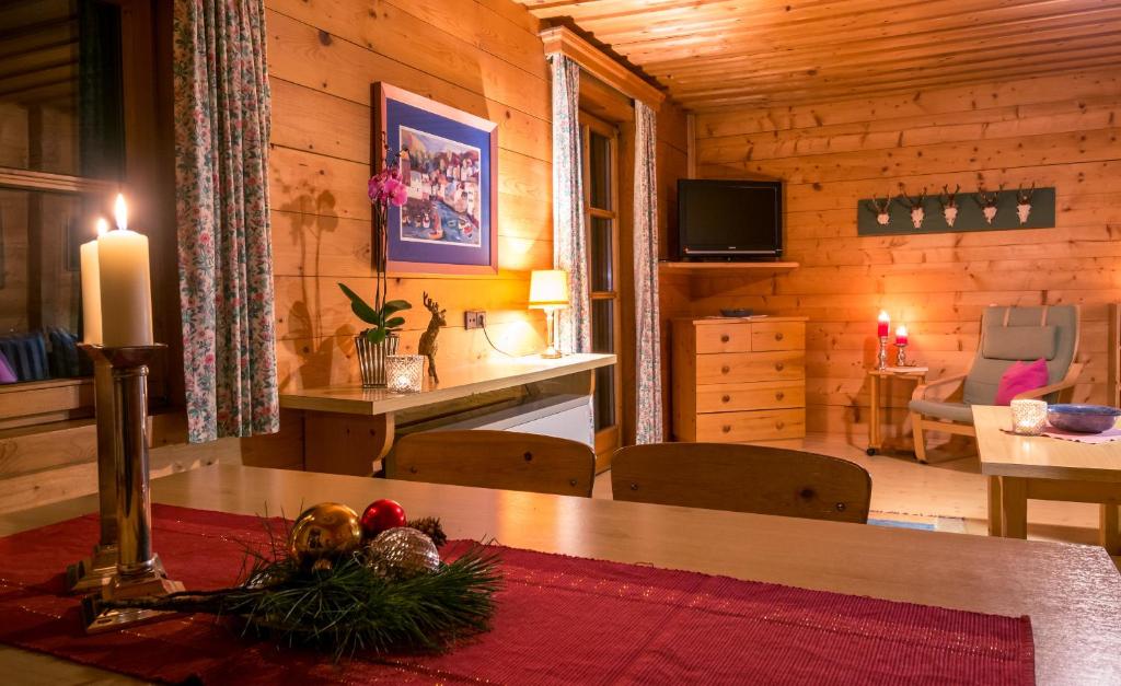 Televízia a/alebo spoločenská miestnosť v ubytovaní Chalets Ebner
