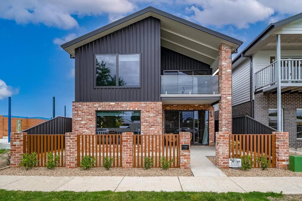 Gallery image of DELETED Brand New Luxury Abode on Shaw in Wagga Wagga