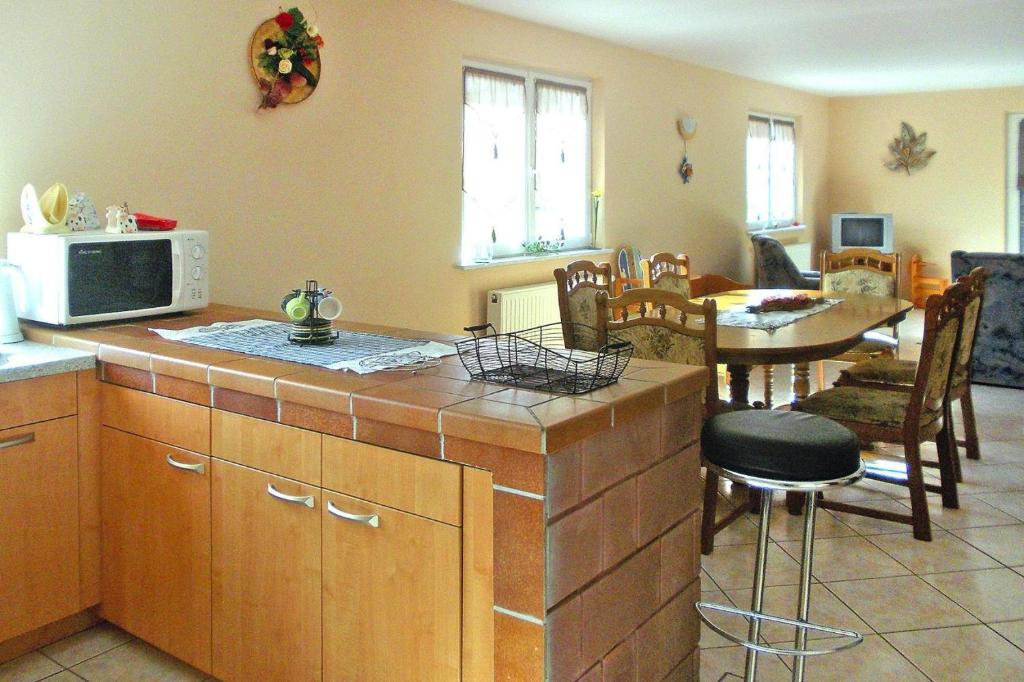 Una cocina o cocineta en Holiday Home Reipertswiller - ELS02030-F