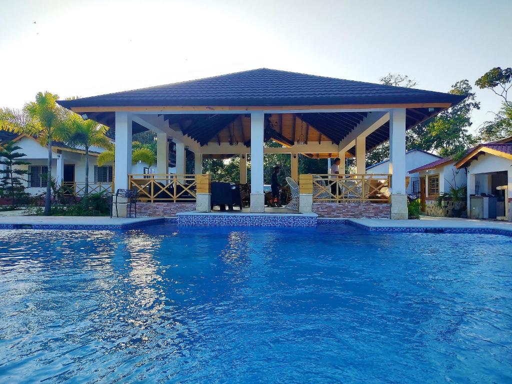 Bazén v ubytování Villa Carolina By Hospedify Hermosa villa con piscina, mesa de billar, cancha de baloncesto y BBQ nebo v jeho okolí