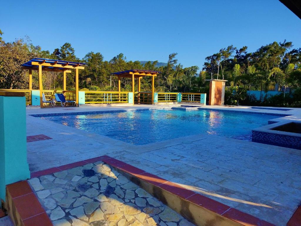 Bazén v ubytování Villa Carolina By Hospedify Hermosa villa con piscina, mesa de billar, cancha de baloncesto y BBQ nebo v jeho okolí
