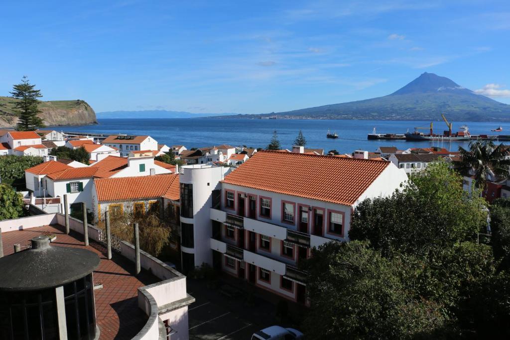 una ciudad con vistas al agua y a los edificios en Apartamentos Turisticos Verdemar, en Horta