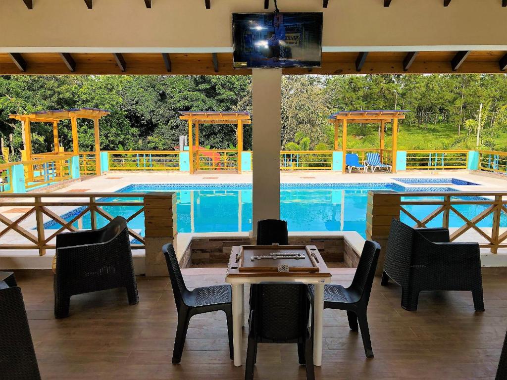 Bazén v ubytování Villa Carolina By Hospedify Hermosa villa con piscina, mesa de billar, cancha de baloncesto y BBQ nebo v jeho okolí