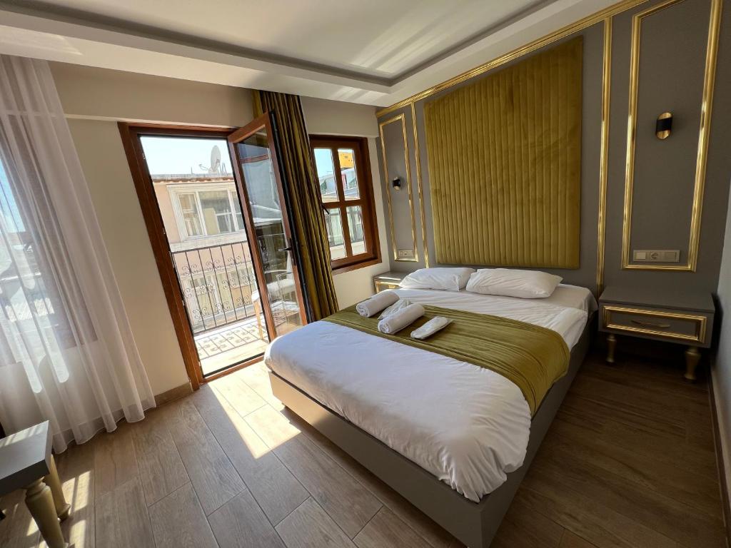 um quarto com uma cama e uma grande janela em Taksim La Marino Hotel em Istambul