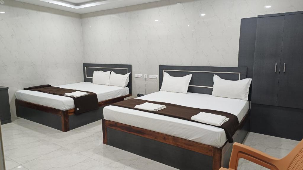 Postel nebo postele na pokoji v ubytování HOTEL DIVINE RAMESHWARAM