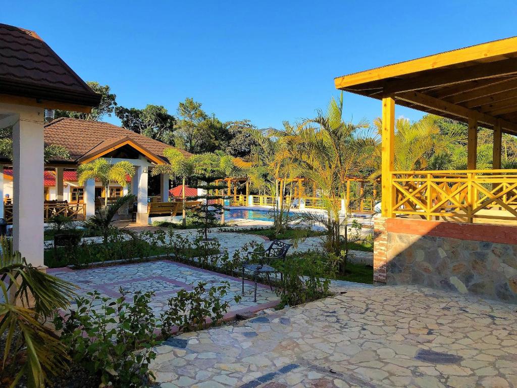 Bazén v ubytování Villa Carolina By Hospedify Hermosa villa con piscina, mesa de billar, cancha de baloncesto y BBQ nebo v jeho okolí