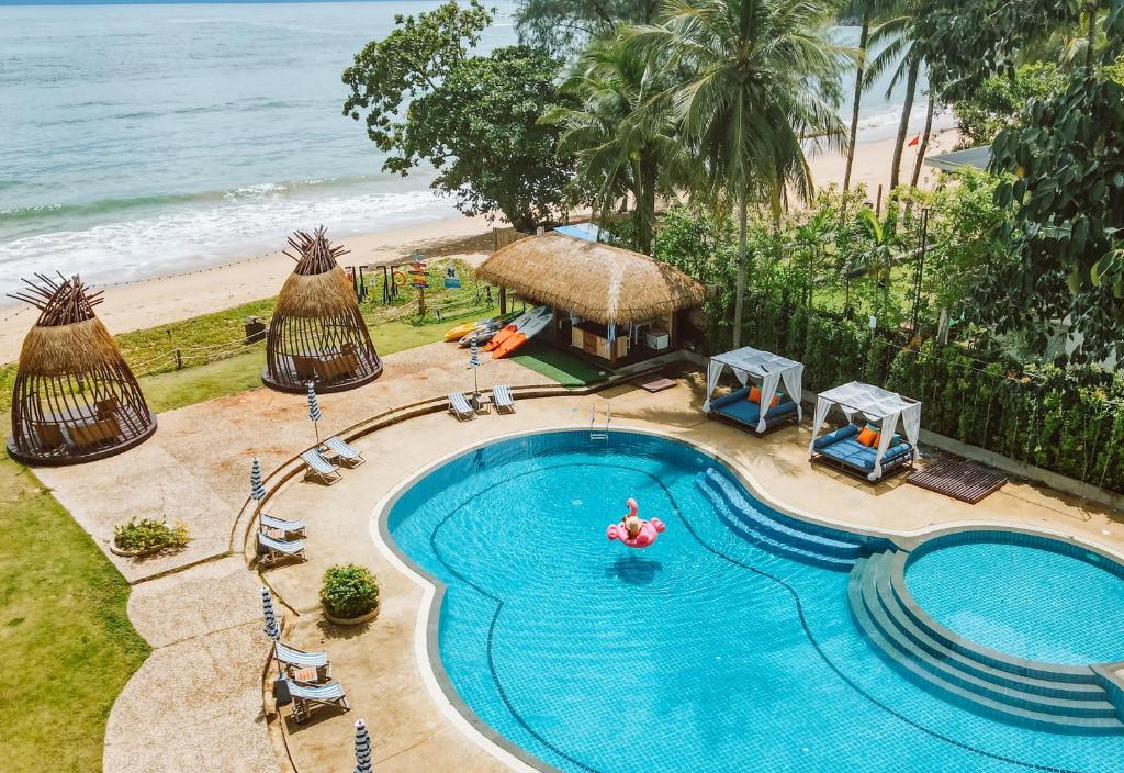 Bazén v ubytování Khaolak Emerald Beach Resort and Spa nebo v jeho okolí