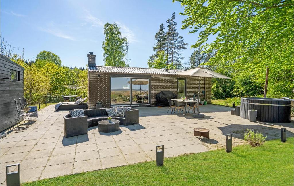um pátio com sofás e uma mesa num quintal em Stunning Home In Hadsund With House A Panoramic View em Hadsund