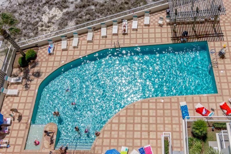 una vista aérea de una piscina con gente en ella en Shoalwater 802, en Orange Beach