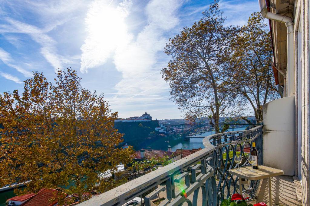 ポルトにあるFontainhas River Residenceの市街の景色を望むバルコニー