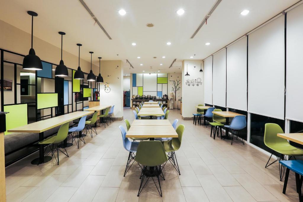 a restaurant with tables and chairs in a cafeteria at Hotel Citradream Semarang in Semarang