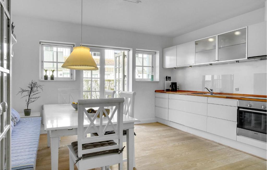 Kuchyň nebo kuchyňský kout v ubytování Lake Front Apartment In Nykøbing Sj