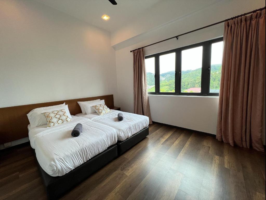 ein Schlafzimmer mit einem Bett und einem großen Fenster in der Unterkunft NEW 6pax 3BR Sunrise view 100m Attractive Places Kea Farm in Cameron Highlands