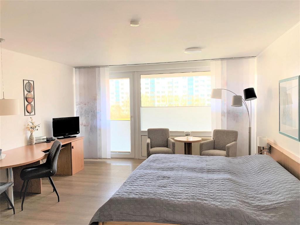 a bedroom with a bed and a desk and a computer at Trafalgar 231 in Döse