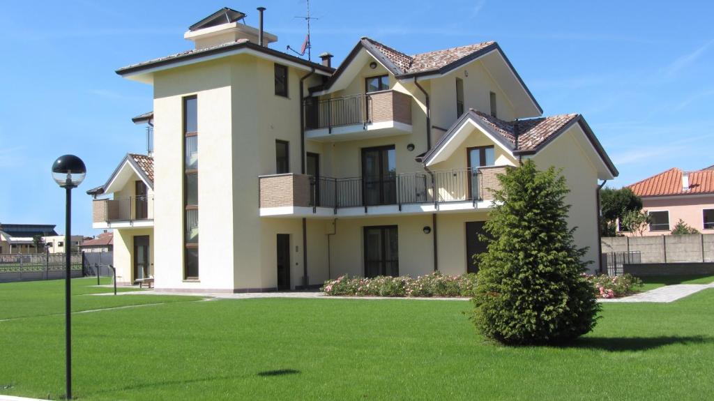 NervianoにあるResidenza Auroraの緑の芝生のある白い大きな建物
