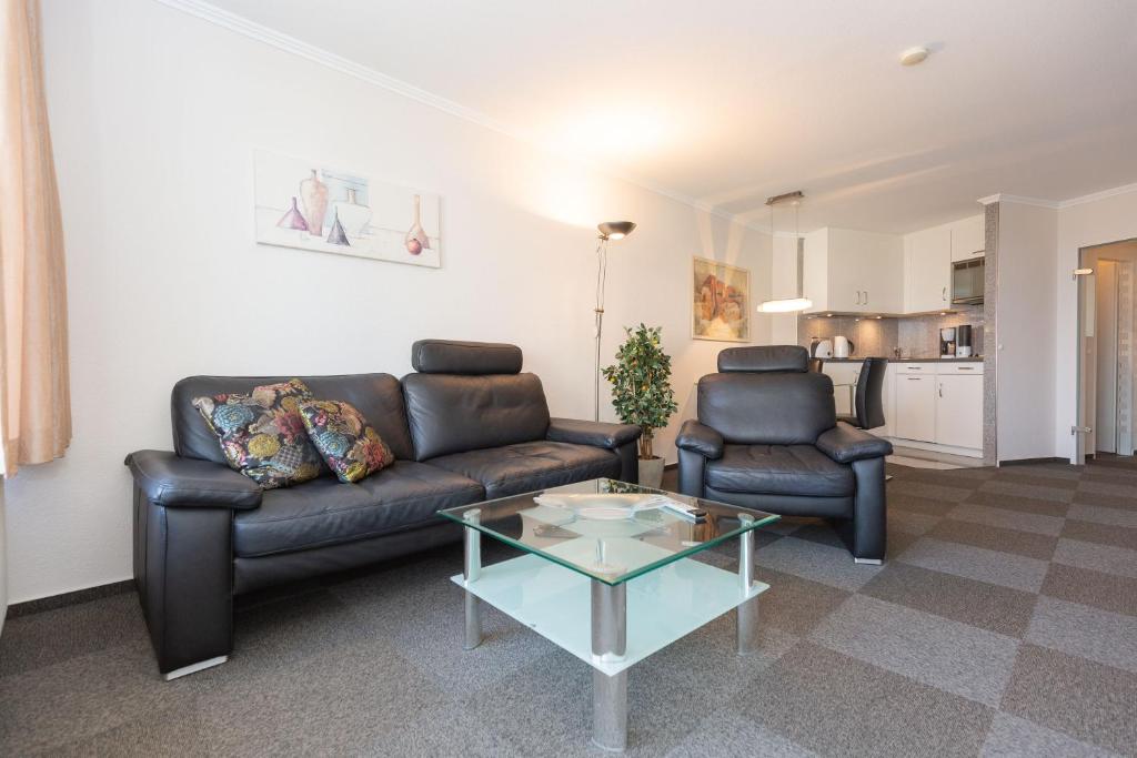 DöseにあるLord Nelson 413のソファとコーヒーテーブルのあるリビングルーム