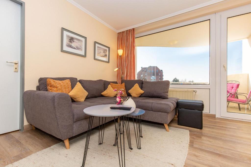 a living room with a couch and a table at Trafalgar 123 in Döse