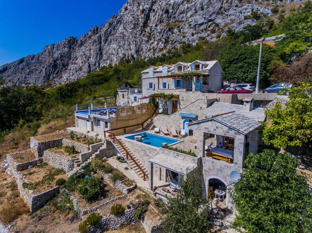 una vista aérea de una casa con piscina en Villa Peace, en Jesenice